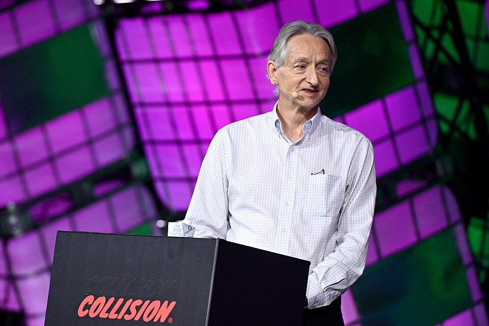 Geoffrey Hinton durante a conferência Collision, em Toronto, em 2023. Um dos pioneiros da inteligência artificial, o pesquisador participa do debate sobre os riscos de sistemas cada vez mais poderosos