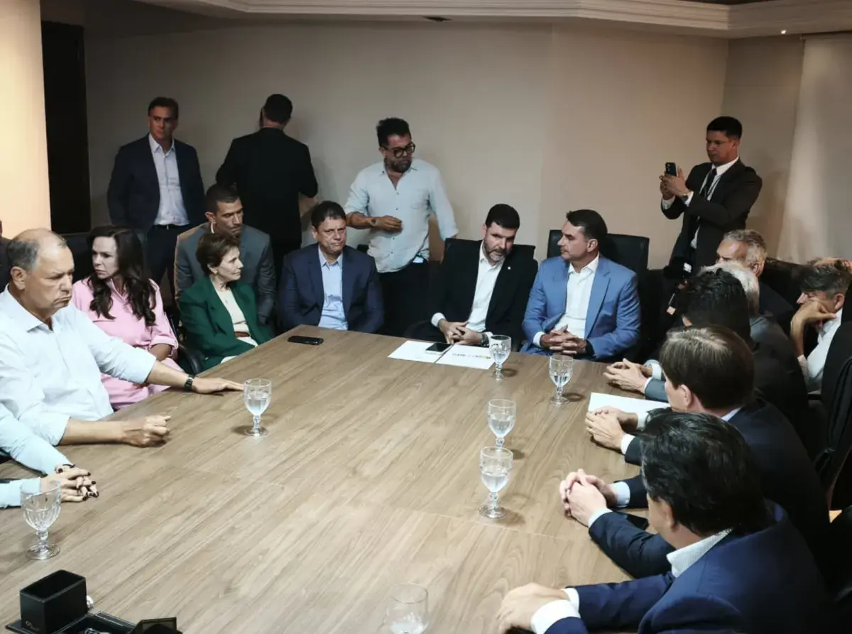 Integrantes da Frente Parlamentar da Agropecuária durante reunião da bancada; crédito e endividamento rural estão entre as prioridades de negociação com o próximo governo
