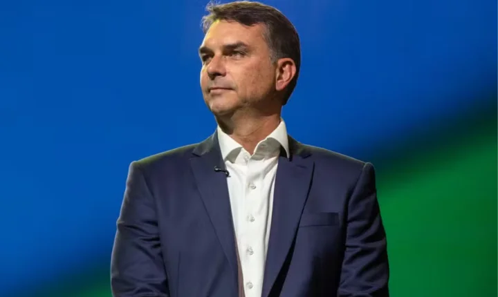 Flávio Bolsonaro aparece à frente em 6 pesquisas: o que pode mudar em MS se ele vencer